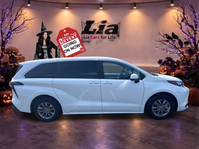 Used 2025 Toyota Sienna LE FWD image 2