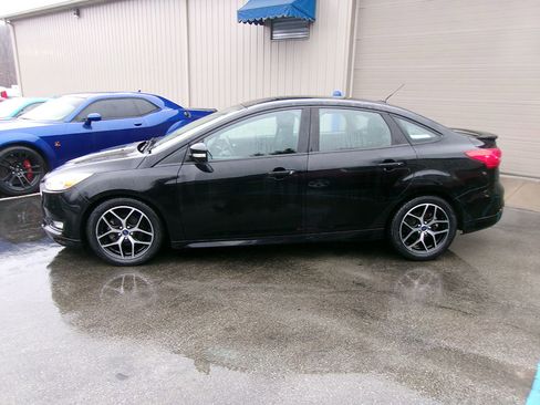 Used 2016 Ford Focus SE w/ SE Sport Package image 3