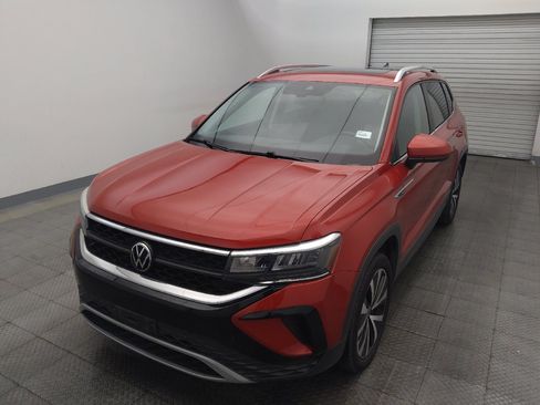Used 2023 Volkswagen Taos SE w/ Panoramic Sunroof Package FWD image 15
