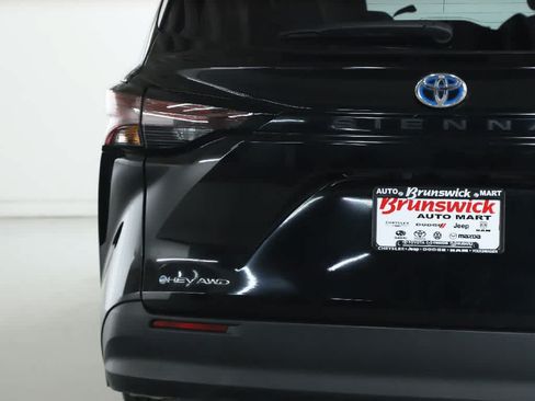 Certified 2025 Toyota Sienna LE AWD/4WD image 41