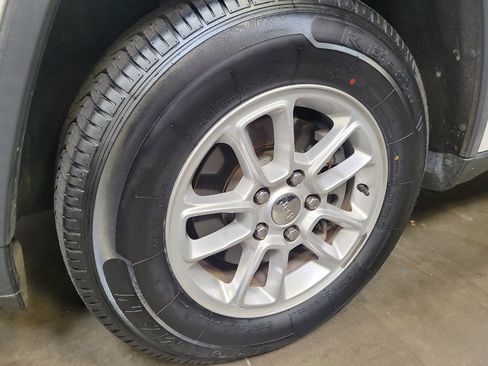 Used 2018 Jeep Grand Cherokee Laredo RWD image 31