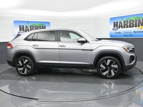 Used 2024 Volkswagen Atlas Cross Sport SE FWD image 7