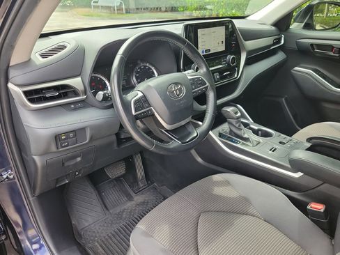 Used 2024 Toyota Highlander LE FWD image 16