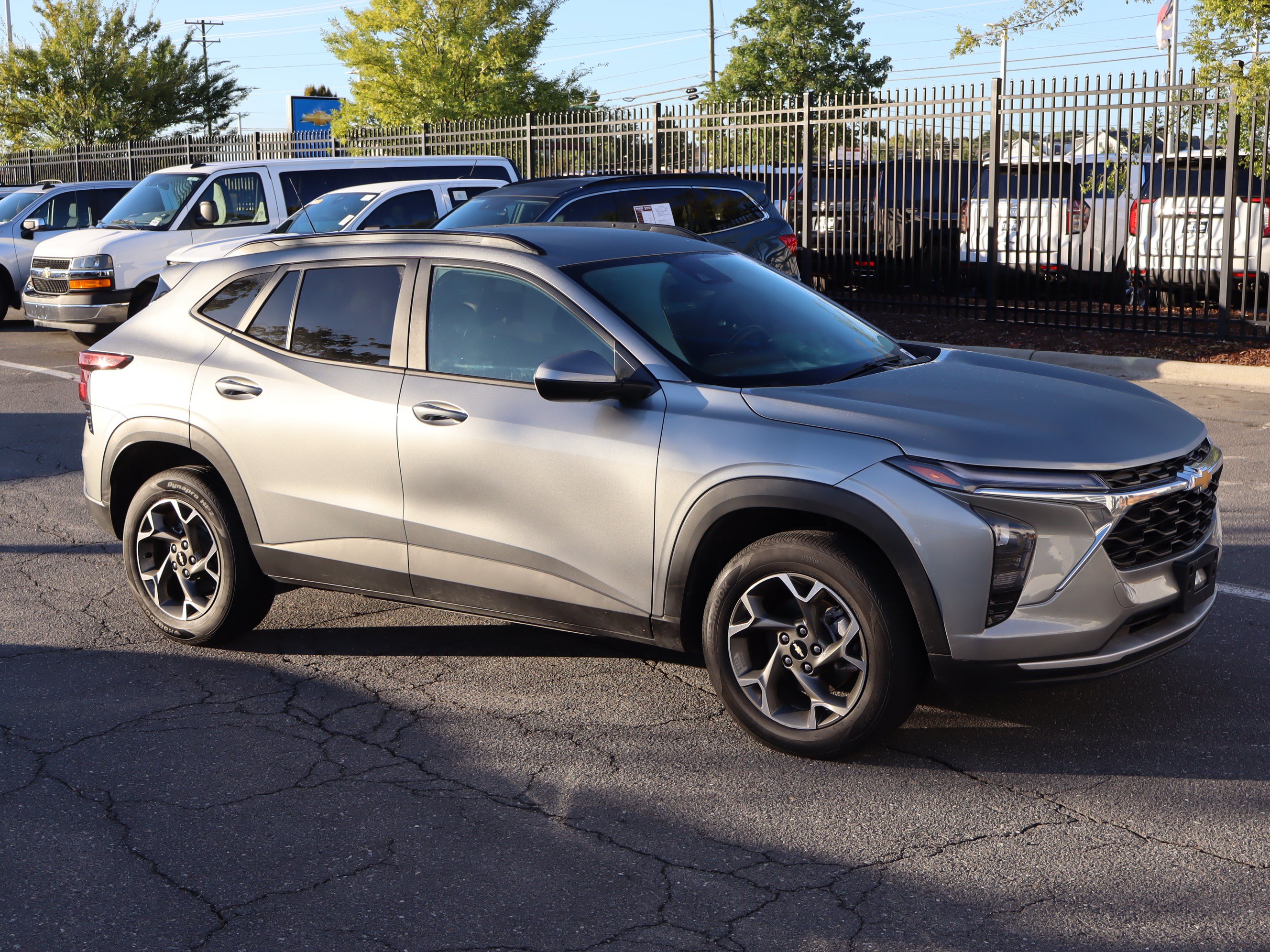 Used 2025 Chevrolet Trax LT FWD image 2