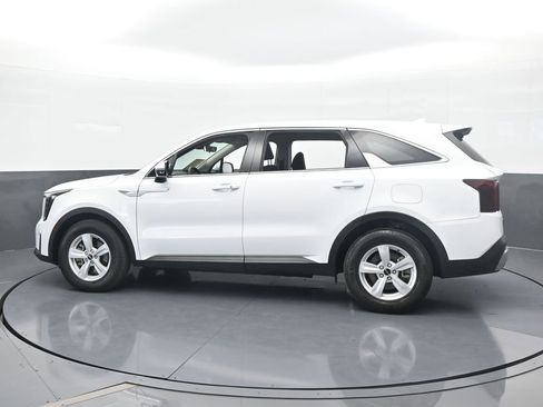 Used 2024 Kia Sorento LX image 3