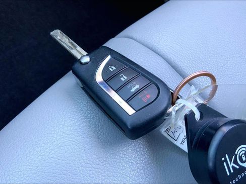 Used 2021 Toyota Camry SE image 12