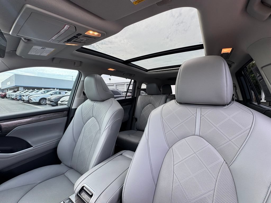 Used 2021 Toyota Highlander Platinum AWD/4WD image 19