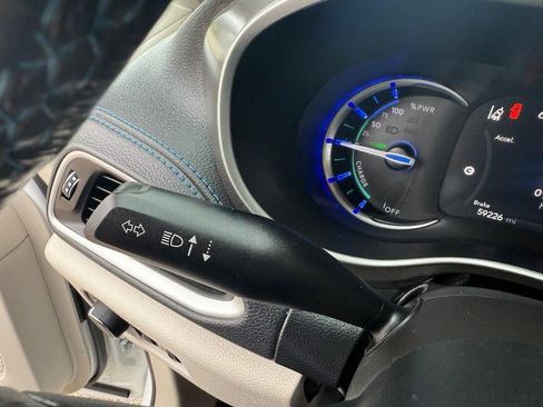 Used 2021 Chrysler Pacifica Touring-L image 28