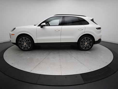 Used 2024 Porsche Cayenne image 2