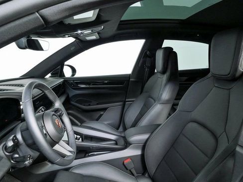 Certified 2025 Porsche Macan Electric image 5