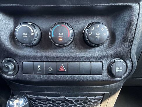 Used 2018 Jeep Wrangler Unlimited Sport S AWD/4WD image 17