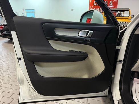 Used 2025 Volvo XC40 B5 Plus image 37