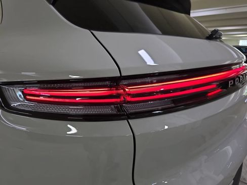 Certified 2026 Porsche Cayenne AWD/4WD image 22