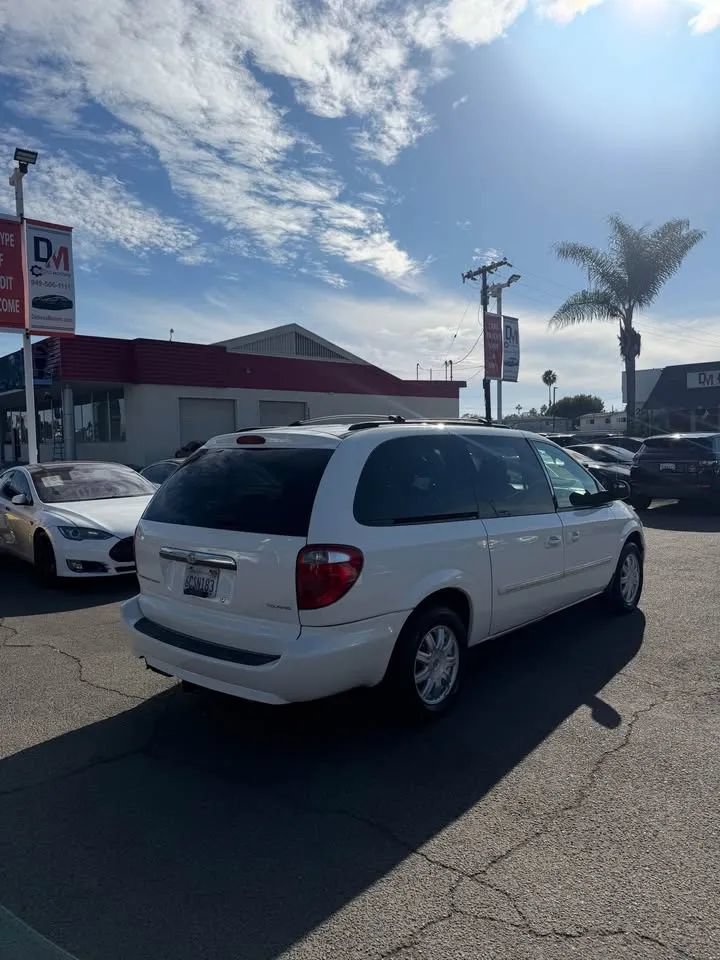 Used 2007 Chrysler Town & Country Touring FWD image 3