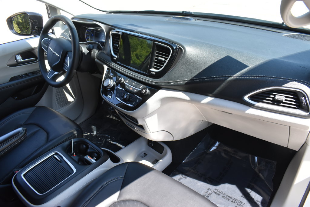 Used 2024 Chrysler Pacifica Limited FWD image 16