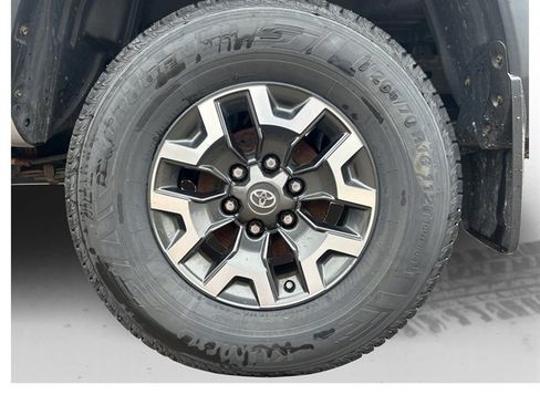 Used 2019 Toyota Tacoma TRD Off-Road w/ Technology Package AWD/4WD image 17