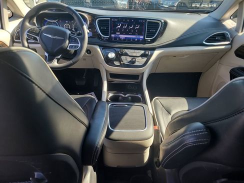 Used 2023 Chrysler Pacifica Limited image 14