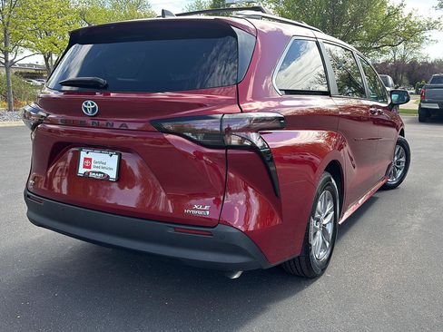 Used 2023 Toyota Sienna XLE AWD/4WD image 18