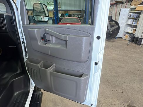 Used 2018 Chevrolet Express 3500 LS w/ Cold Climate Package RWD image 17
