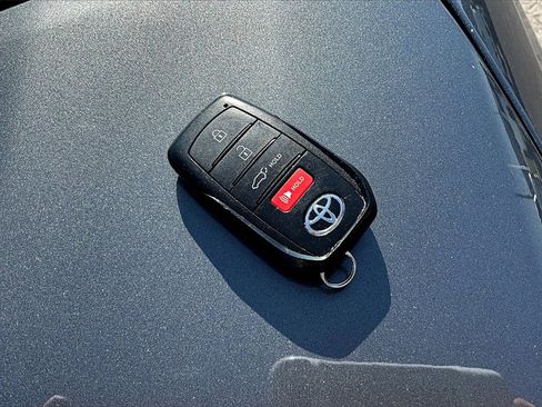 Used 2024 Toyota Highlander LE image 11