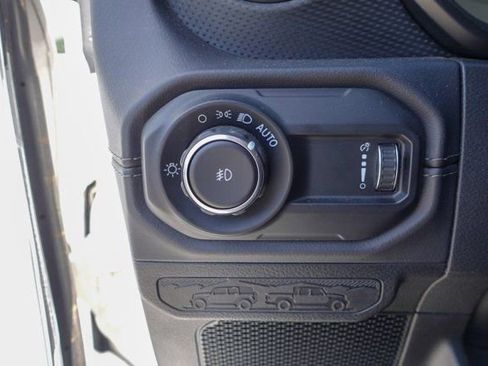 Used 2025 Jeep Wrangler Unlimited Rubicon AWD/4WD image 13