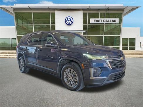 Used 2023 Chevrolet Traverse LT image 2