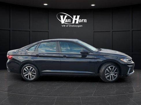 New 2025 Volkswagen Jetta SE image 2