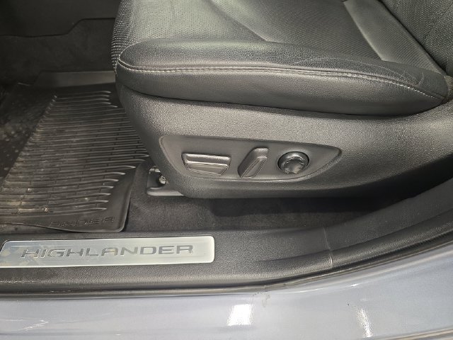 Used 2022 Toyota Highlander Limited w/ Protection Package #3 (TMS) AWD/4WD image 38