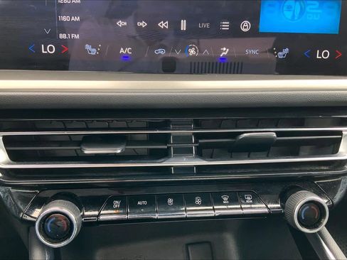 Used 2025 Chevrolet Traverse LT image 29