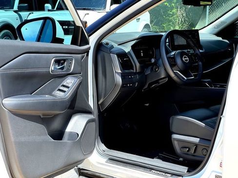Used 2024 Nissan Rogue Platinum w/ Platinum Premium Package FWD image 8