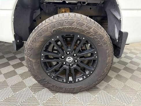 Used 2018 Nissan Titan SV image 22