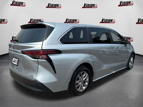 Used 2022 Toyota Sienna XLE image 5
