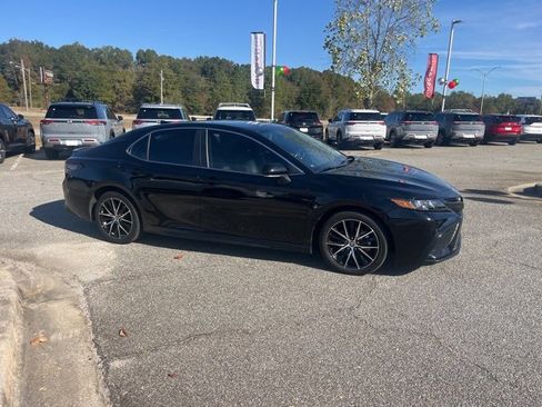 Used 2024 Toyota Camry SE image 1