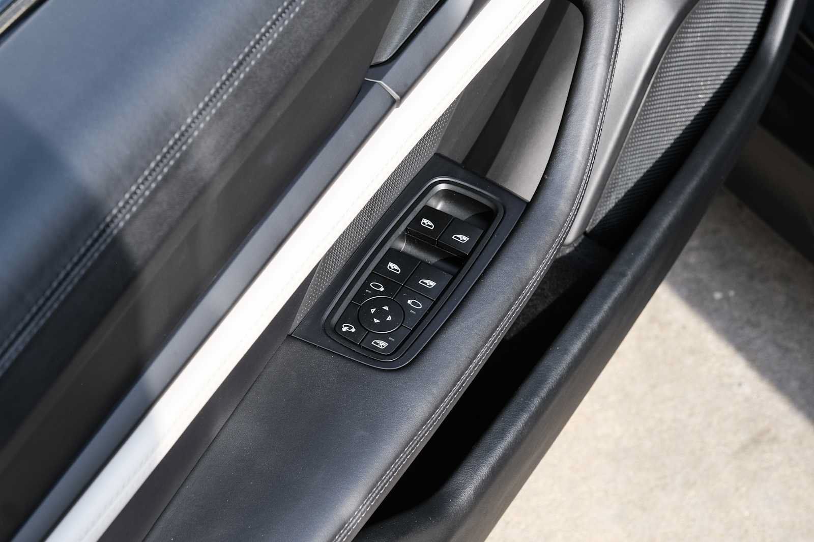 Used 2023 Porsche Taycan RWD image 34