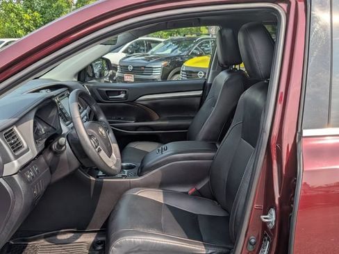 Used 2019 Toyota Highlander XLE AWD/4WD image 17