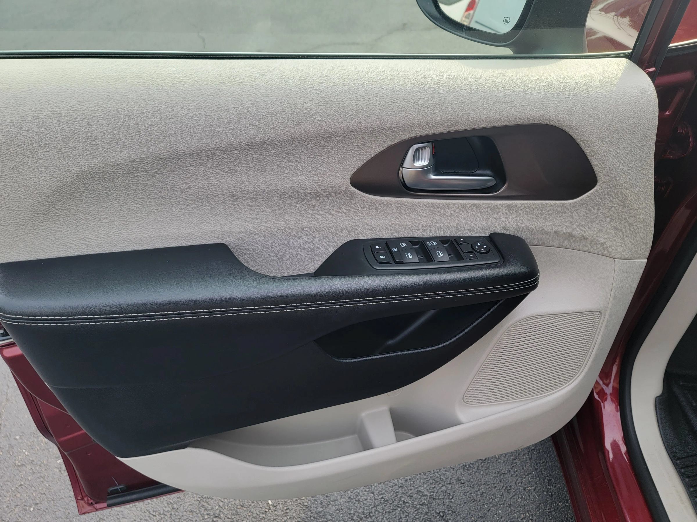 Used 2020 Chrysler Voyager L FWD image 10