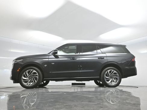 Used 2025 Lincoln Navigator Reserve AWD/4WD image 59