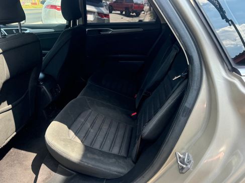 Used 2017 Ford Fusion SE w/ Fusion SE Technology Package image 3