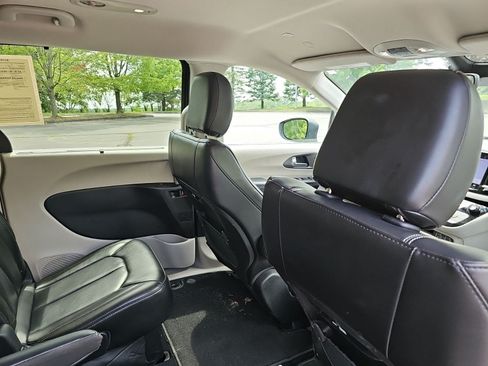Used 2023 Chrysler Pacifica Touring-L FWD image 16