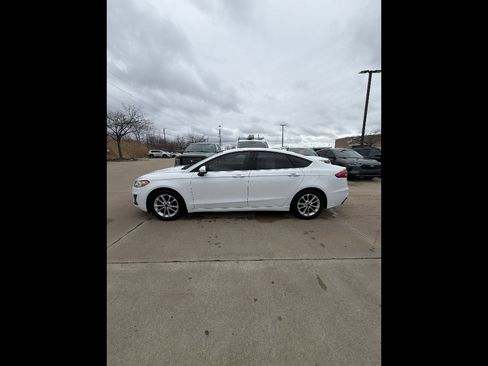 Used 2020 Ford Fusion SE image 2