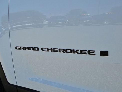 New 2025 Jeep Grand Cherokee L Laredo image 10