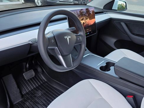Used 2025 Tesla Model Y Long Range AWD/4WD image 9