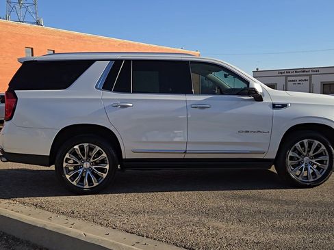 Used 2021 GMC Yukon Denali w/ Denali Premium Package image 9