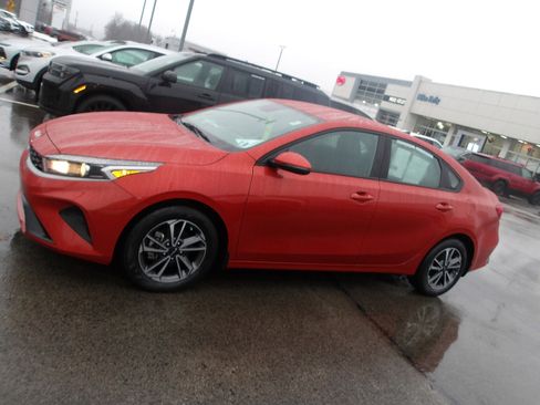 Used 2023 Kia Forte LXS w/ LXS Technology Package image 5