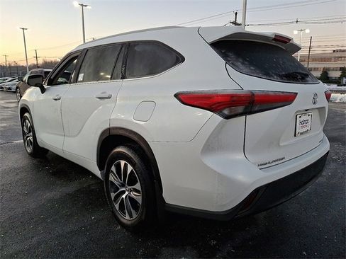 Certified 2023 Toyota Highlander XLE image 5