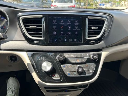 Used 2020 Chrysler Pacifica Touring-L Plus image 22