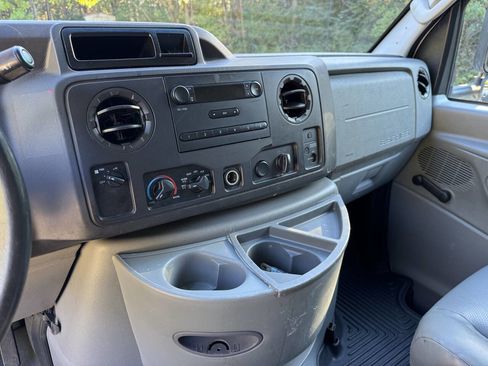 Used 2011 Ford E-450 and Econoline 450 Super Duty image 9