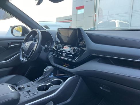 Used 2023 Toyota Highlander XSE image 11