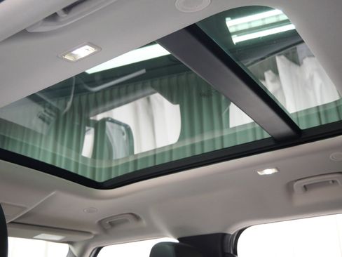 Used 2020 Land Rover Defender 110 First Edition image 17