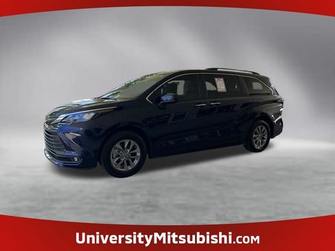 Used 2025 Toyota Sienna XLE FWD image 1